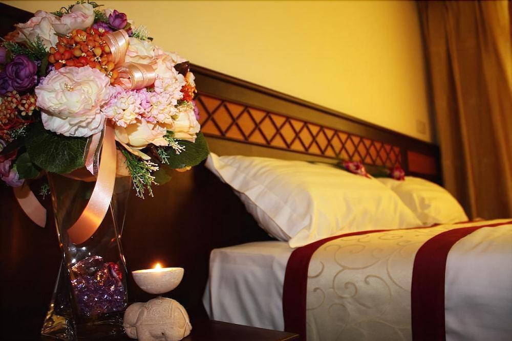 Miloft Sathorn Hotel - Sha Plus Certified Bangkok Luaran gambar A bedroom at the hotel