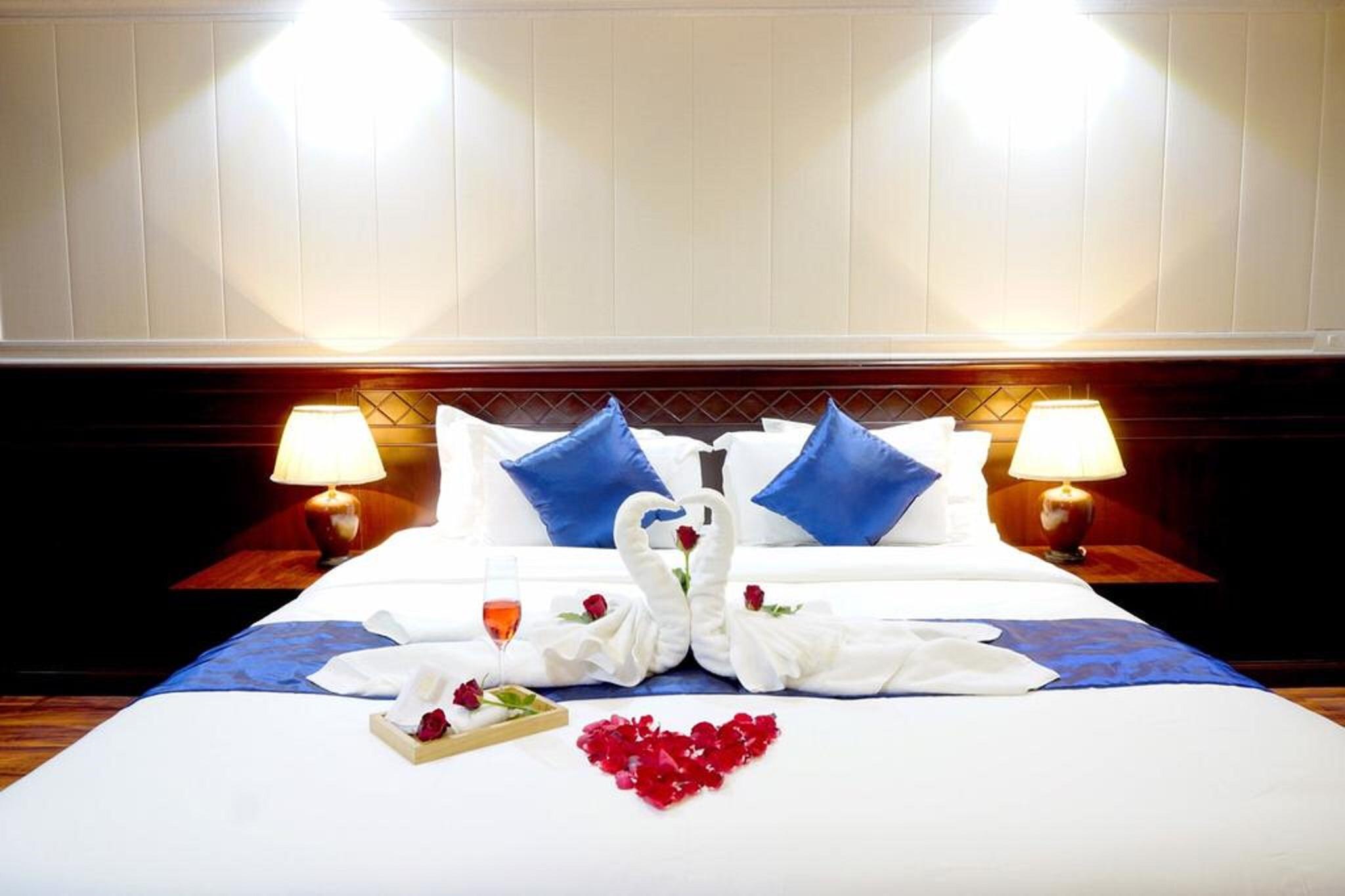 Miloft Sathorn Hotel - Sha Plus Certified Bangkok Luaran gambar A bed with a heart-shaped arrangement of flowers