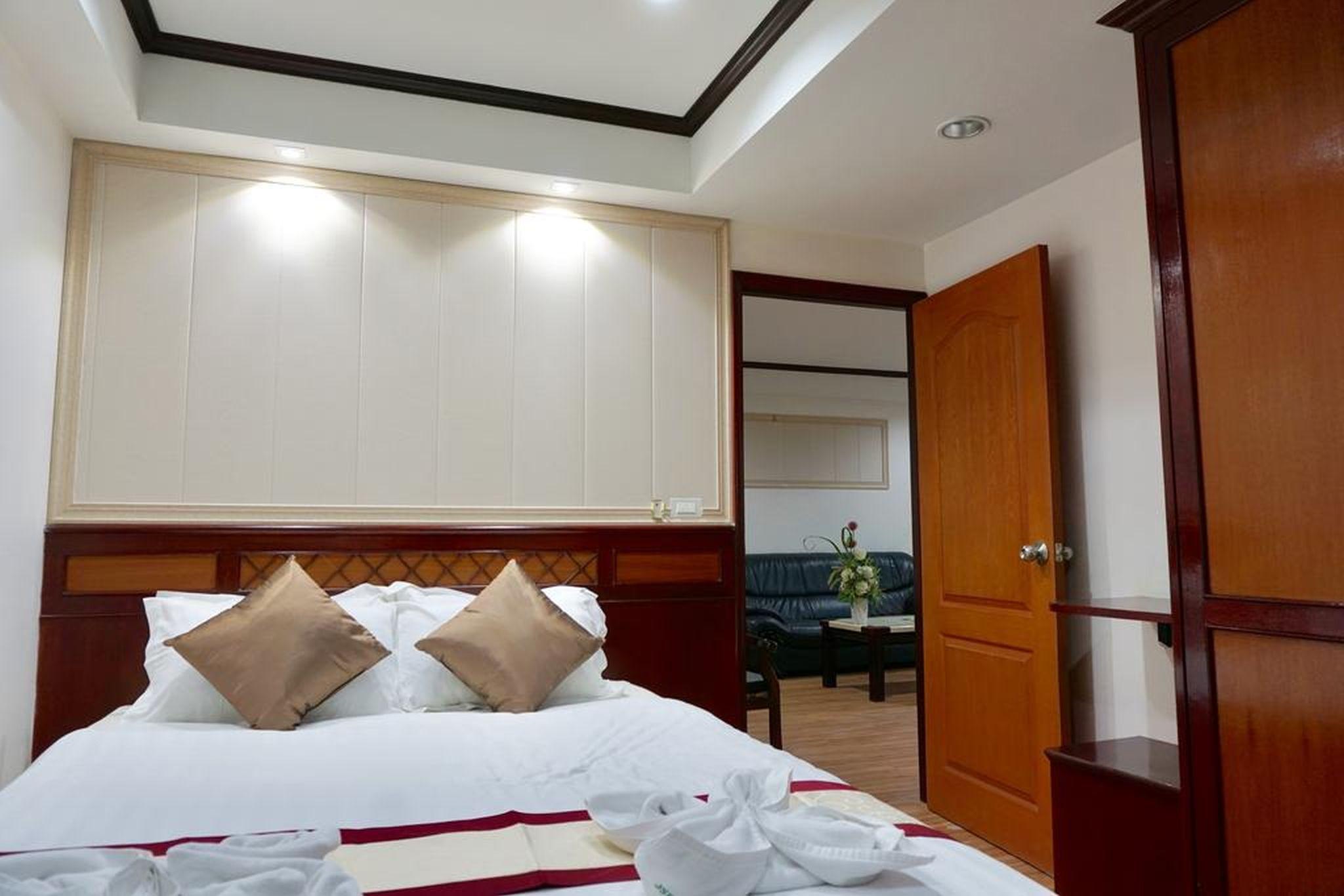 Miloft Sathorn Hotel - Sha Plus Certified Bangkok Luaran gambar A bedroom at the hotel