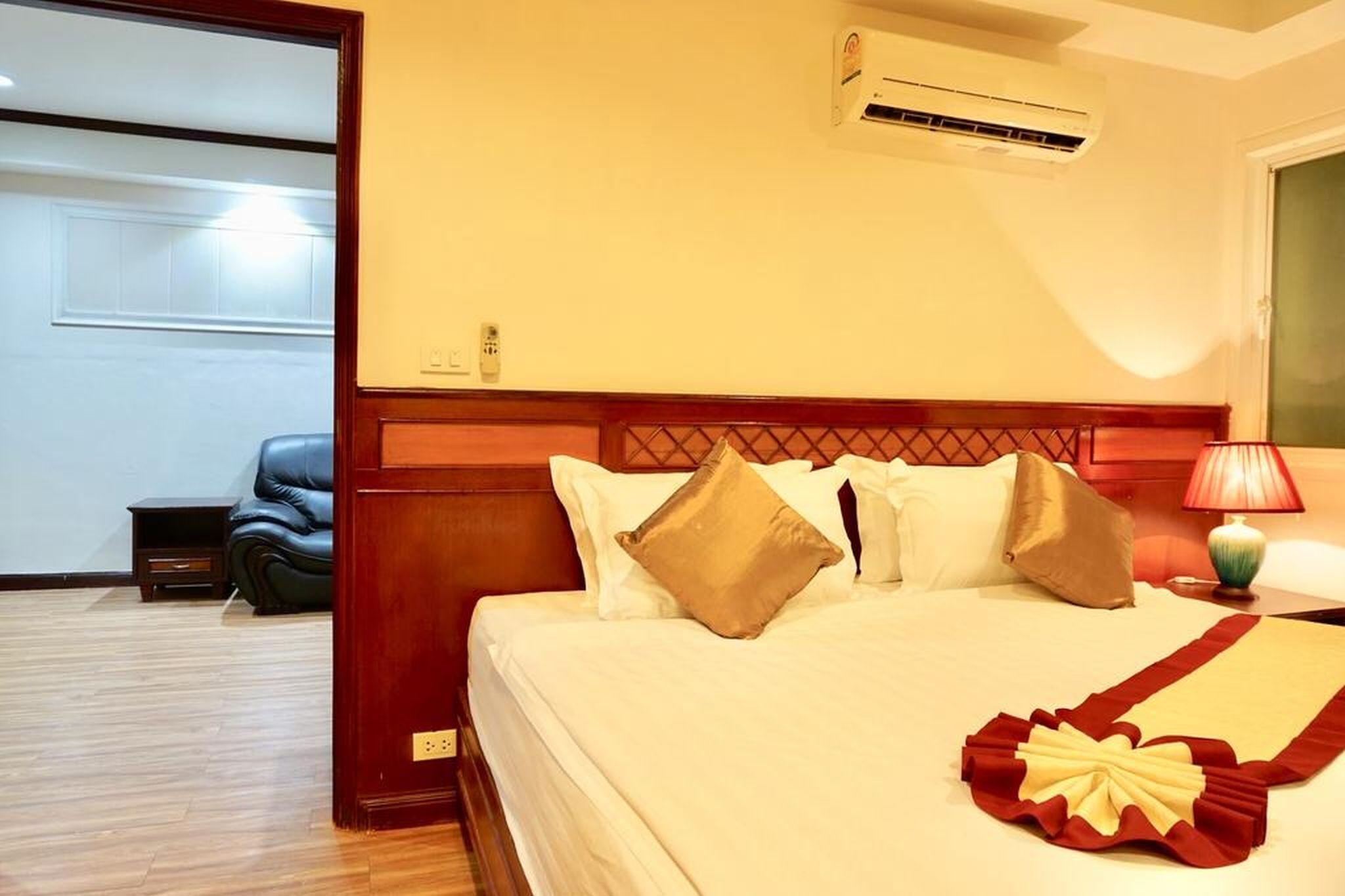 Miloft Sathorn Hotel - Sha Plus Certified Bangkok Luaran gambar A room at the hotel