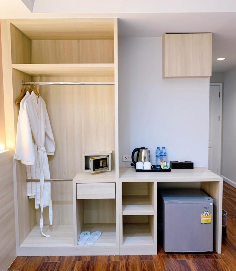 Miloft Sathorn Hotel - Sha Plus Certified Bangkok Luaran gambar A hotel room with a bathrobe