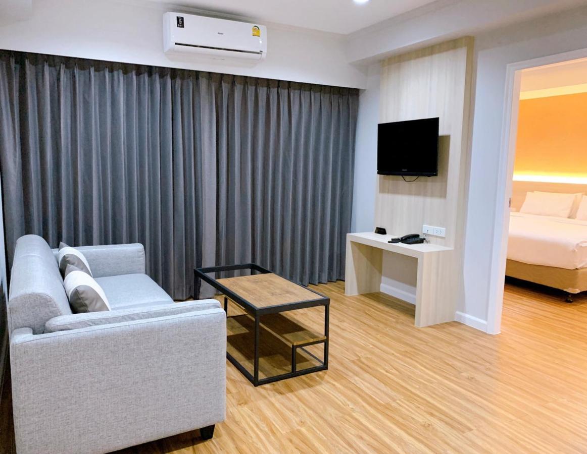 Miloft Sathorn Hotel - Sha Plus Certified Bangkok Luaran gambar Living room