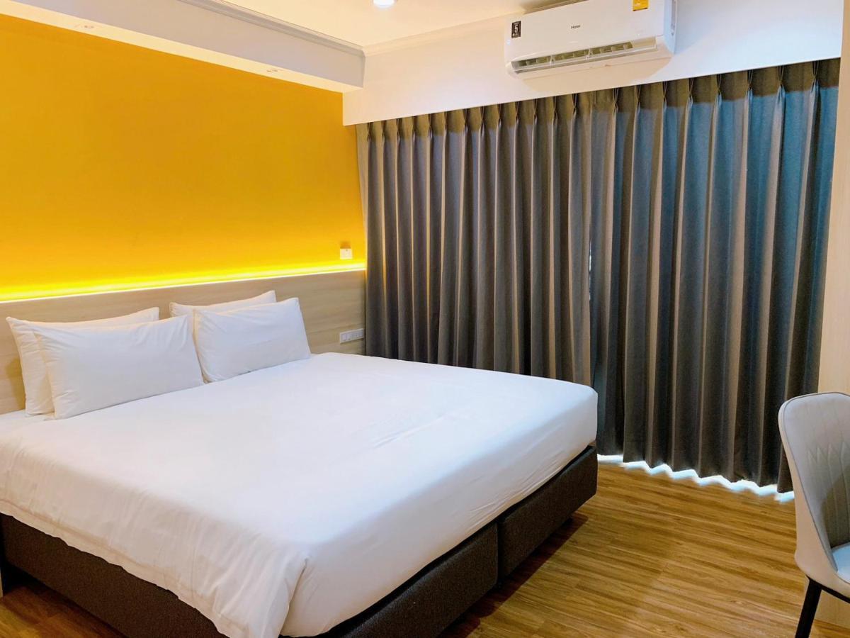 Miloft Sathorn Hotel - Sha Plus Certified Bangkok Luaran gambar A room at the hotel