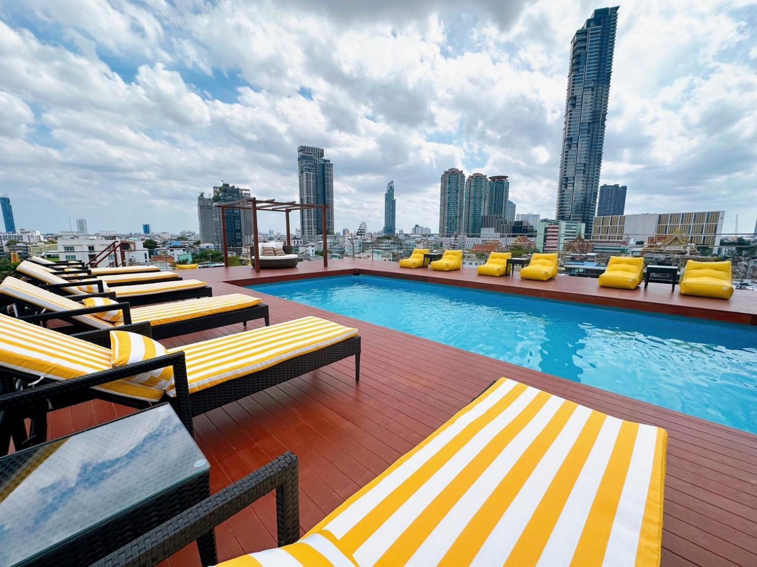 Miloft Sathorn Hotel - Sha Plus Certified Bangkok Luaran gambar Rooftop pool at the hotel