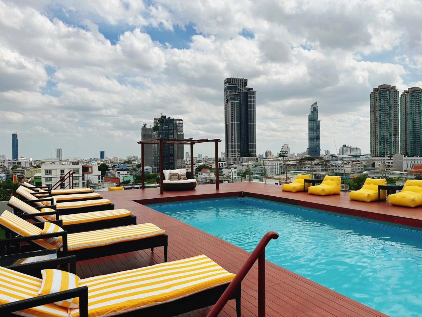 Miloft Sathorn Hotel - Sha Plus Certified Bangkok Luaran gambar Rooftop pool at the hotel