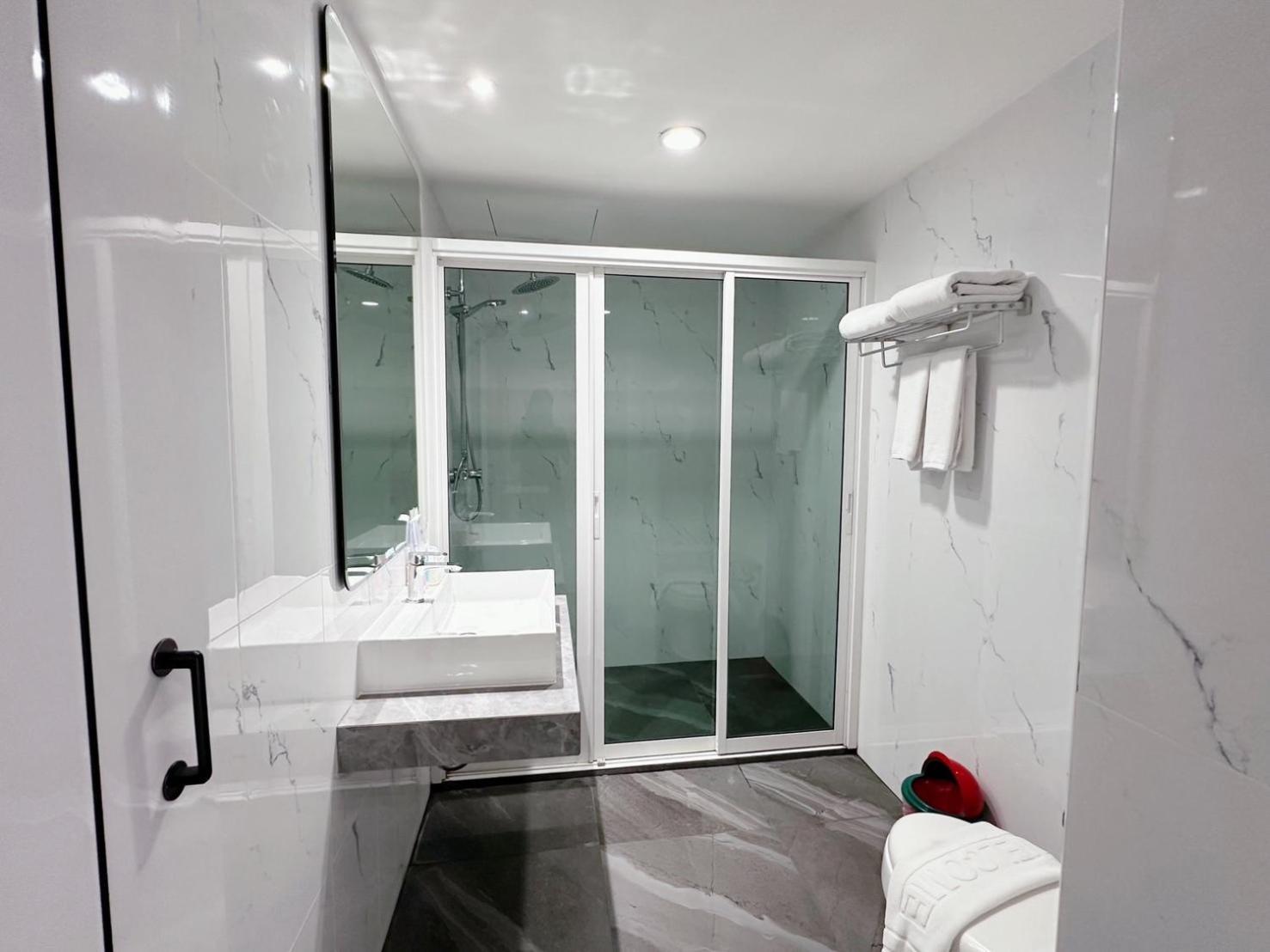 Miloft Sathorn Hotel - Sha Plus Certified Bangkok Luaran gambar A shower cubicle