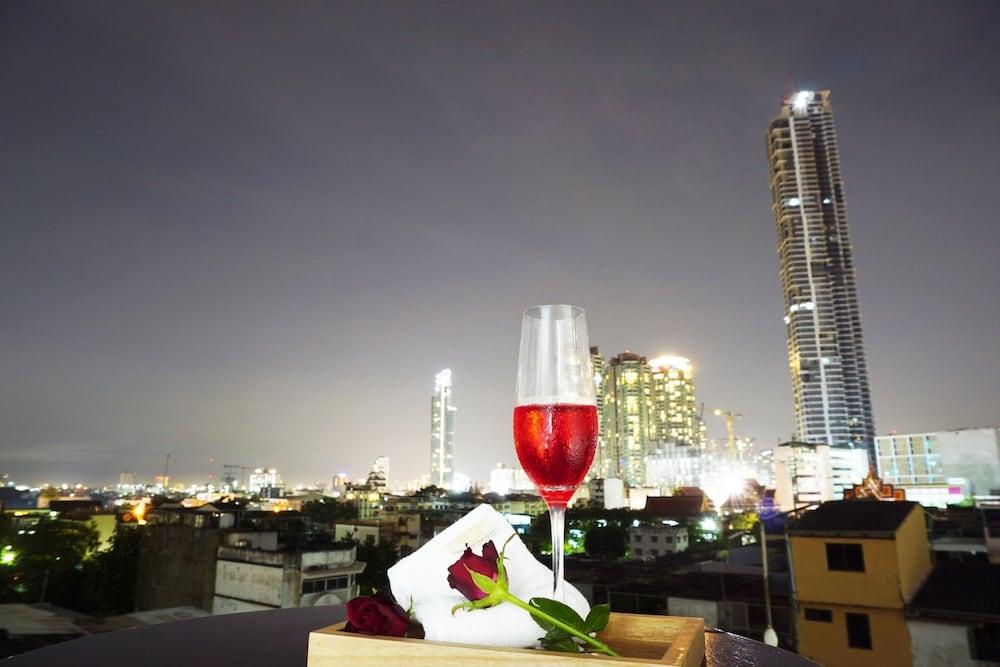 Miloft Sathorn Hotel - Sha Plus Certified Bangkok Luaran gambar View of the complex at night